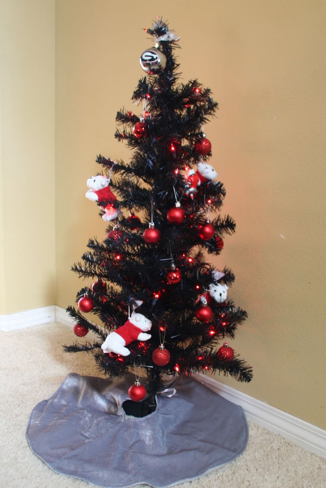 black-and-red-christmas-tree-decorations-ideas