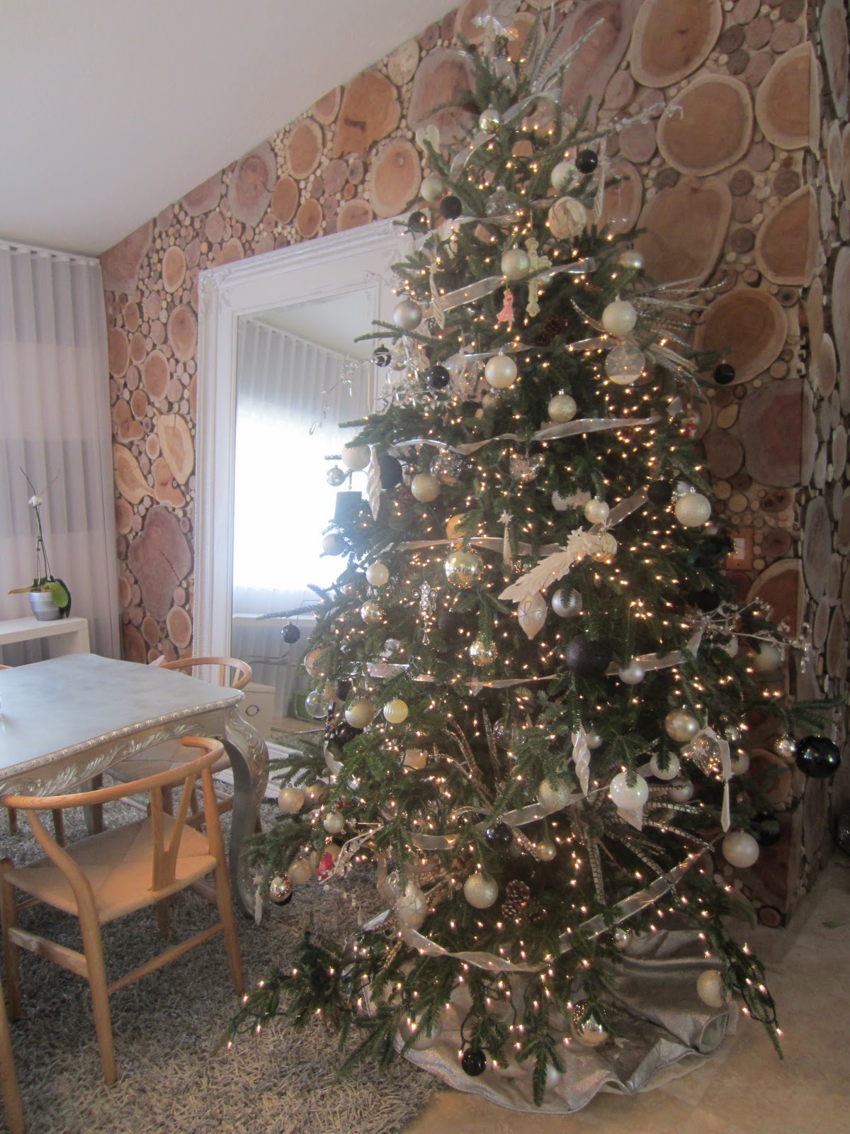 black-and-silver-christmas-tree