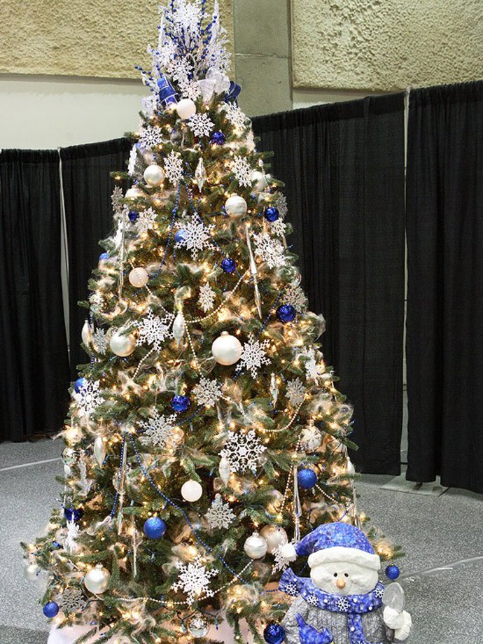 blue-and-white-christmas-tree-decorating