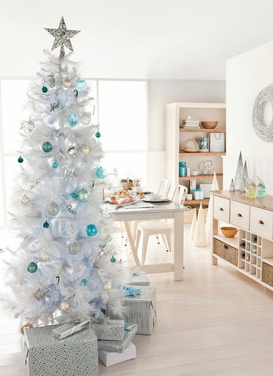 blue-and-white-christmas-tree-decoration