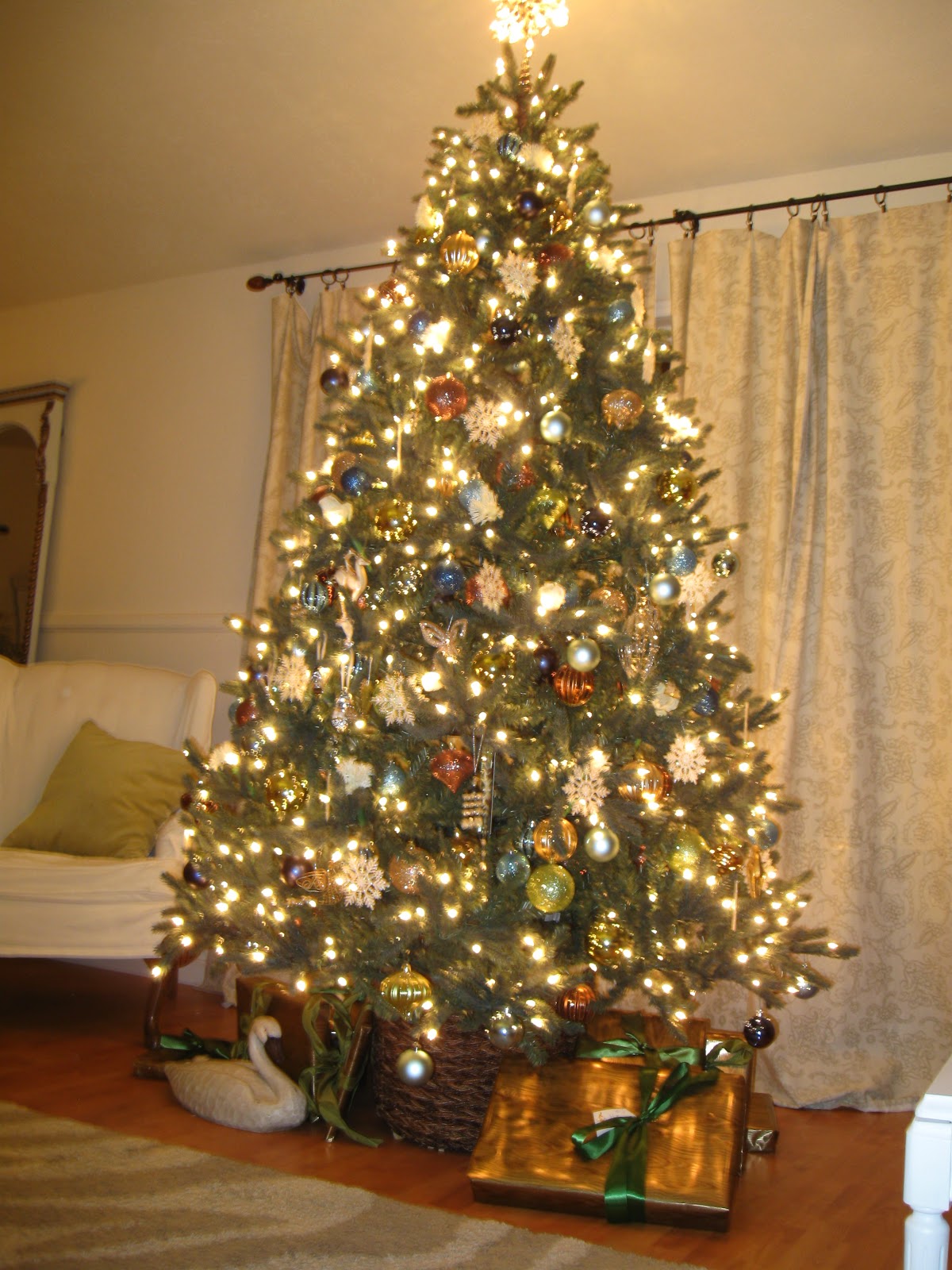brown-white-and-gold-christmas-tree-decorations