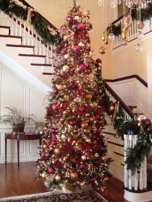 burgundy-and-gold-christmas-tree