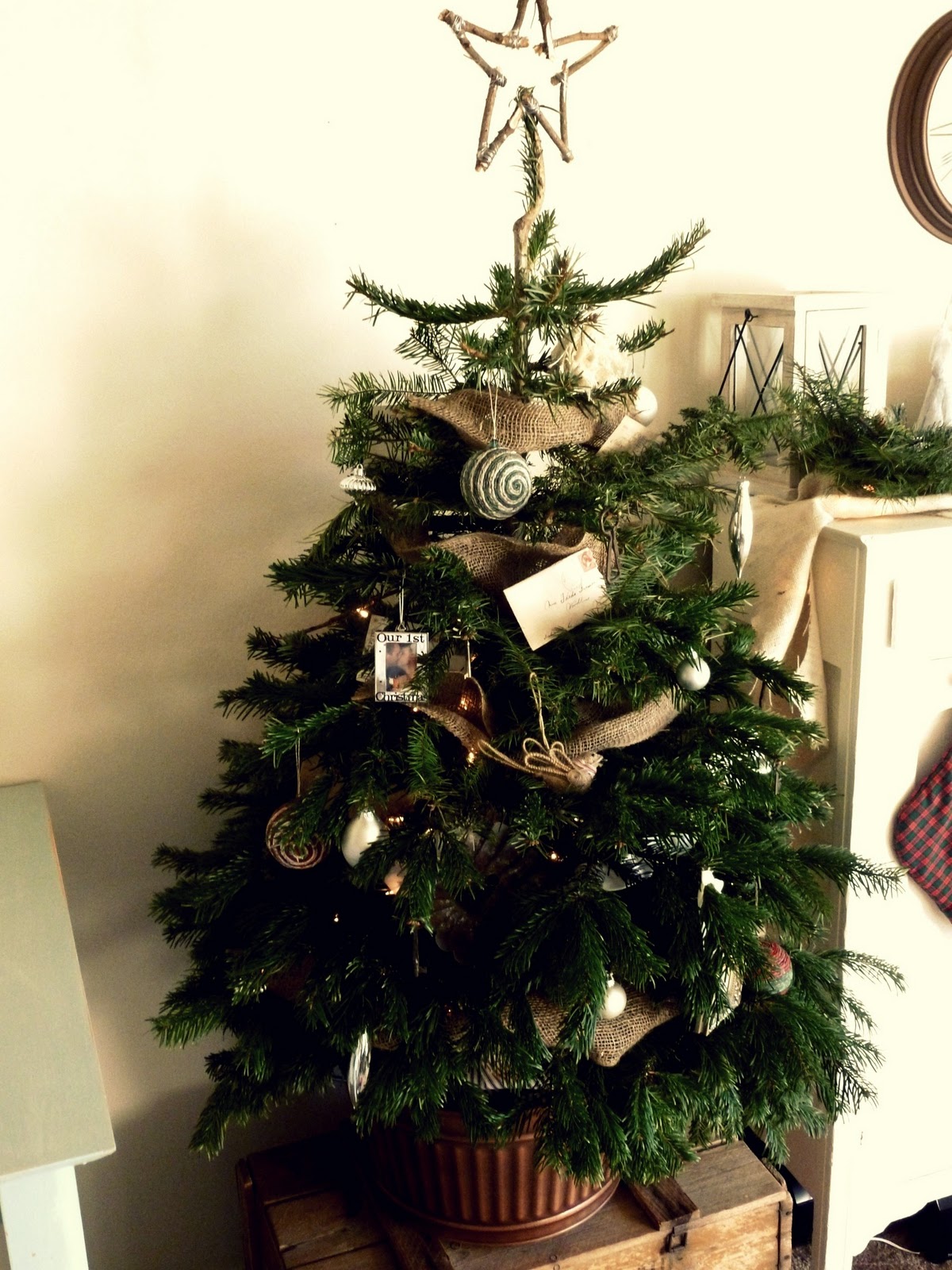 burlap-decorated-christmas-tree