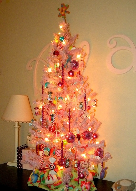 candy-themed-christmas-tree-pink-ideas
