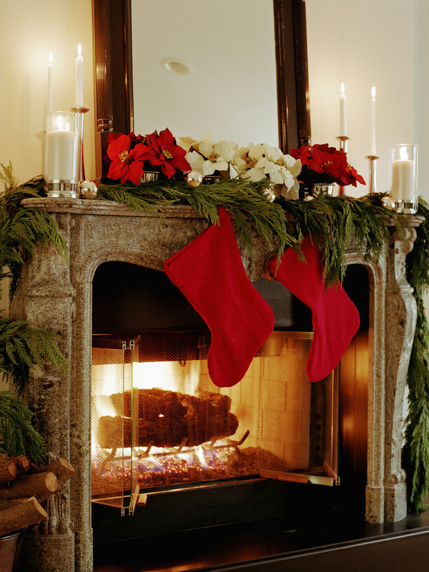 christmas-decorated-fireplace-mantels