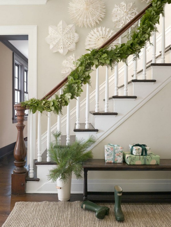 christmas-decorating-staircase-with-garland