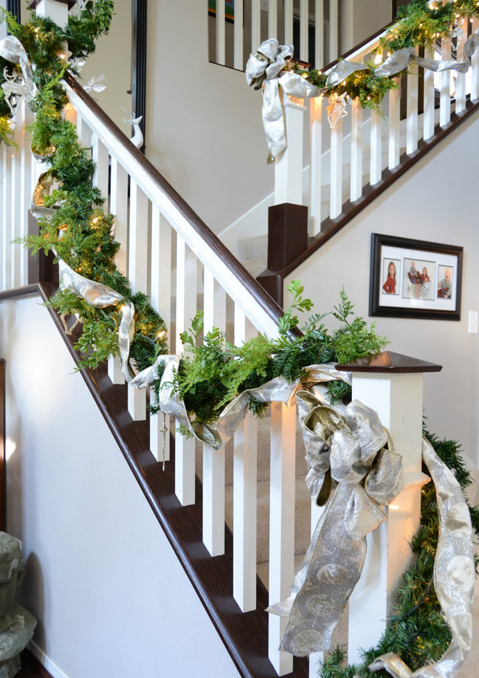 christmas-garland-ideas-staircase-desigb-view