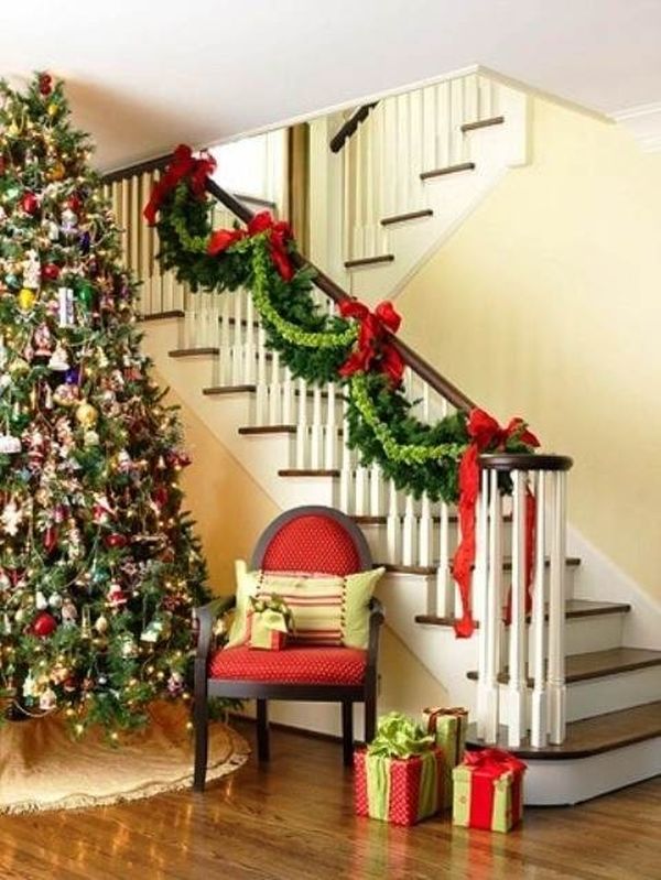 christmas-staircase-decorating