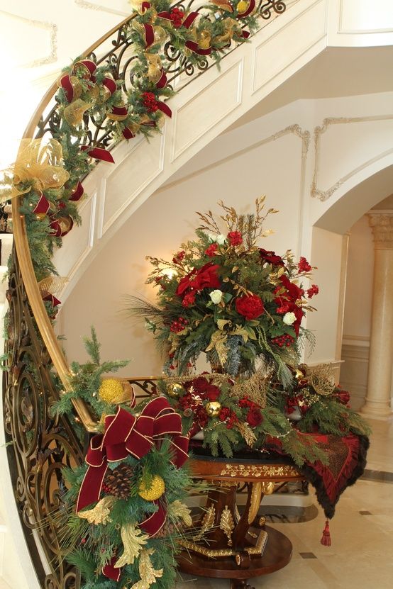 christmas-staircase-decorations