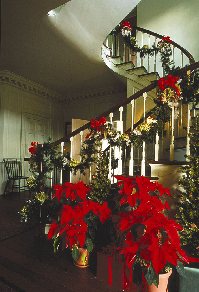 christmas-stairs-decorating