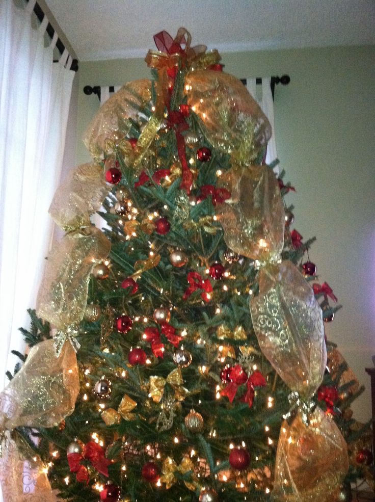 christmas-tree-decorated-with-deco-mesh