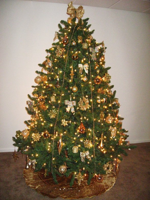 christmas-tree-decorated-with-gold