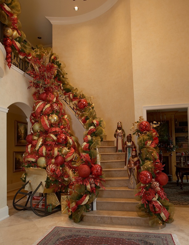 christmas-tree-decorating-with-mesh-garland-ideas