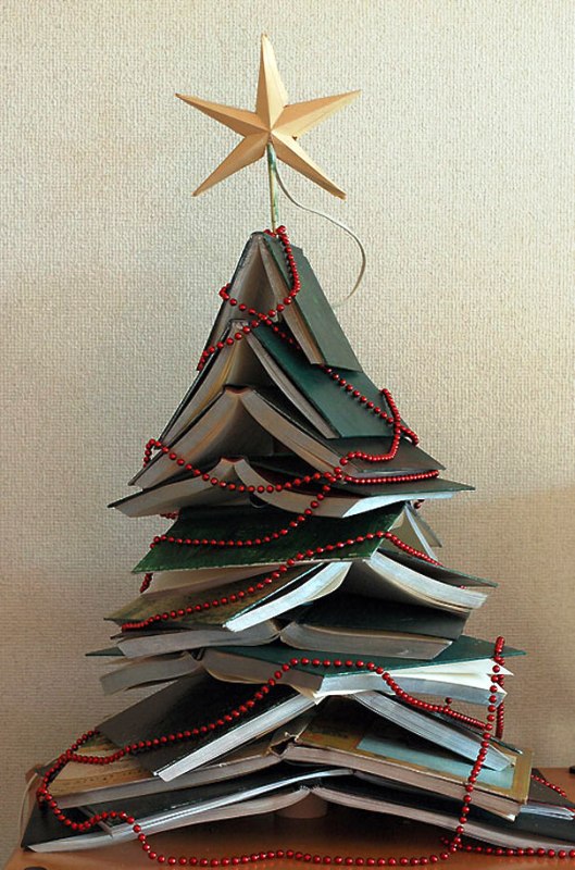 christmas-tree-with-books