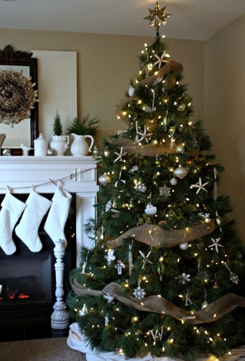 christmas-tree-with-burlap-ribbon-ideas