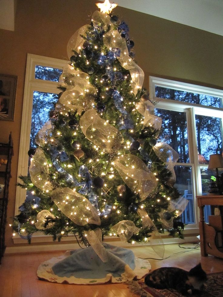 christmas-tree-with-deco-mesh-design