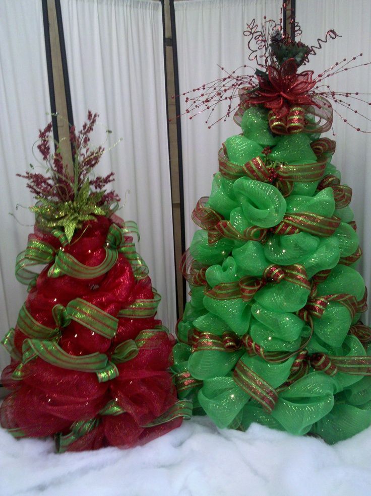 christmas-tree-with-deco-mesh-tomato-cage