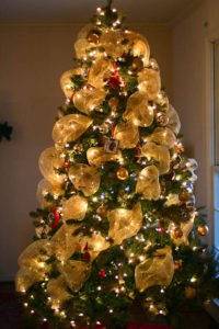 40 Awesome Christmas Tree Decoration Ideas With Ribbon - Decoration Love