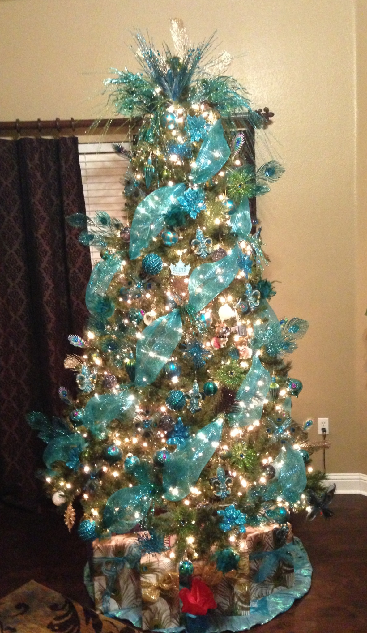 christmas-tree-with-mesh-ribbon-design