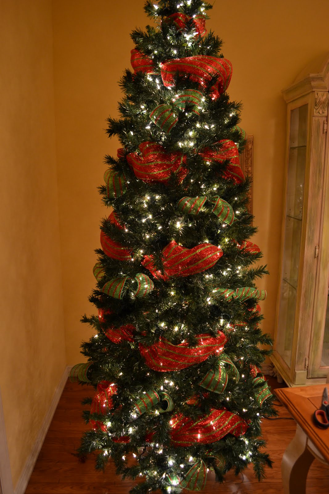 christmas-tree-with-mesh-ribbon-idea