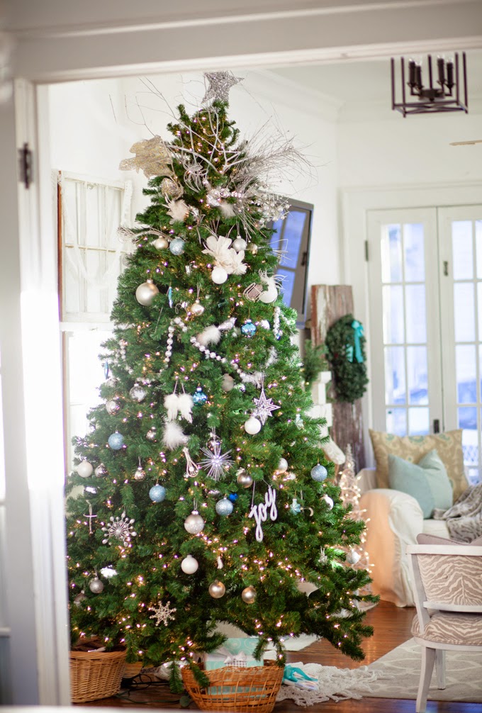 classic-christmas-tree-decorating-design