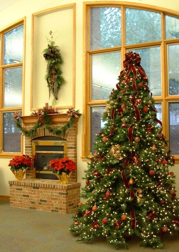 classic-christmas-tree-decorating-idea