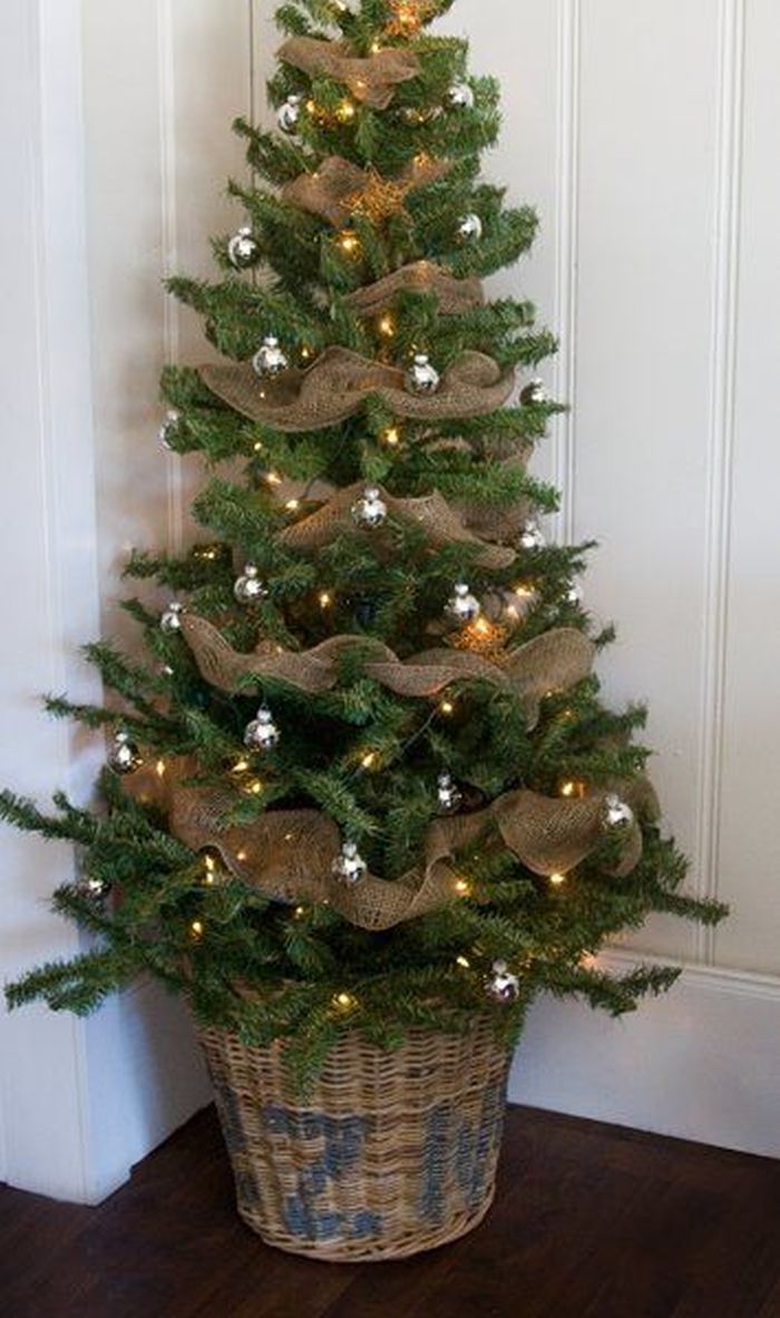decorate-with-burlap-christmas-tree
