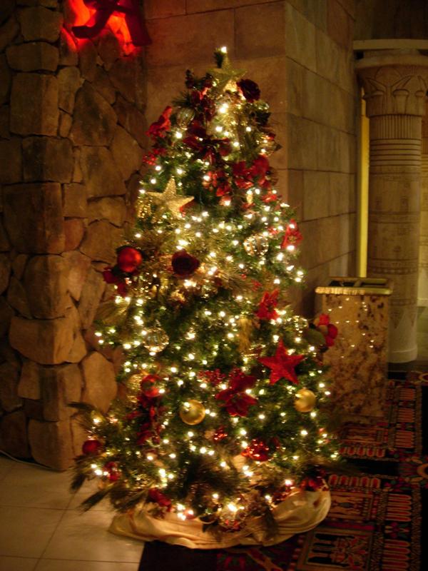 decorated-christmas-tree-design