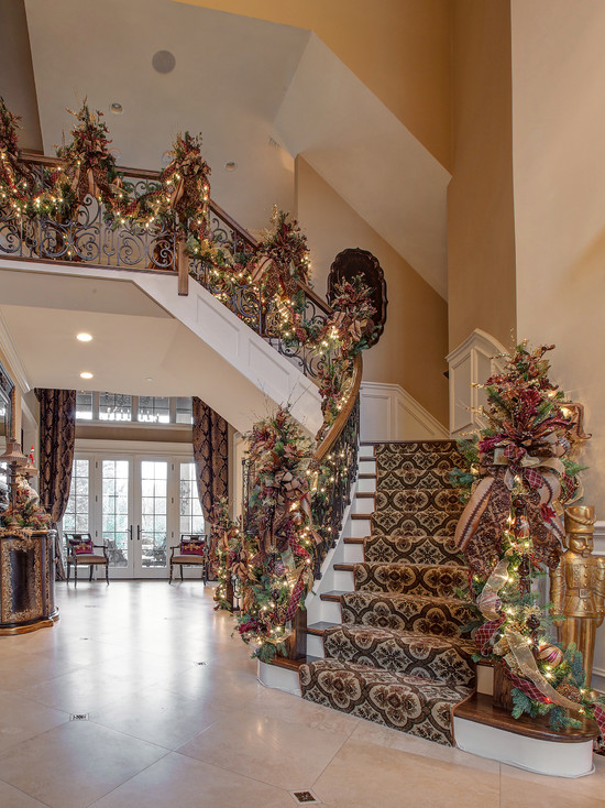 decorating-christmas-garland-ideas-staircase