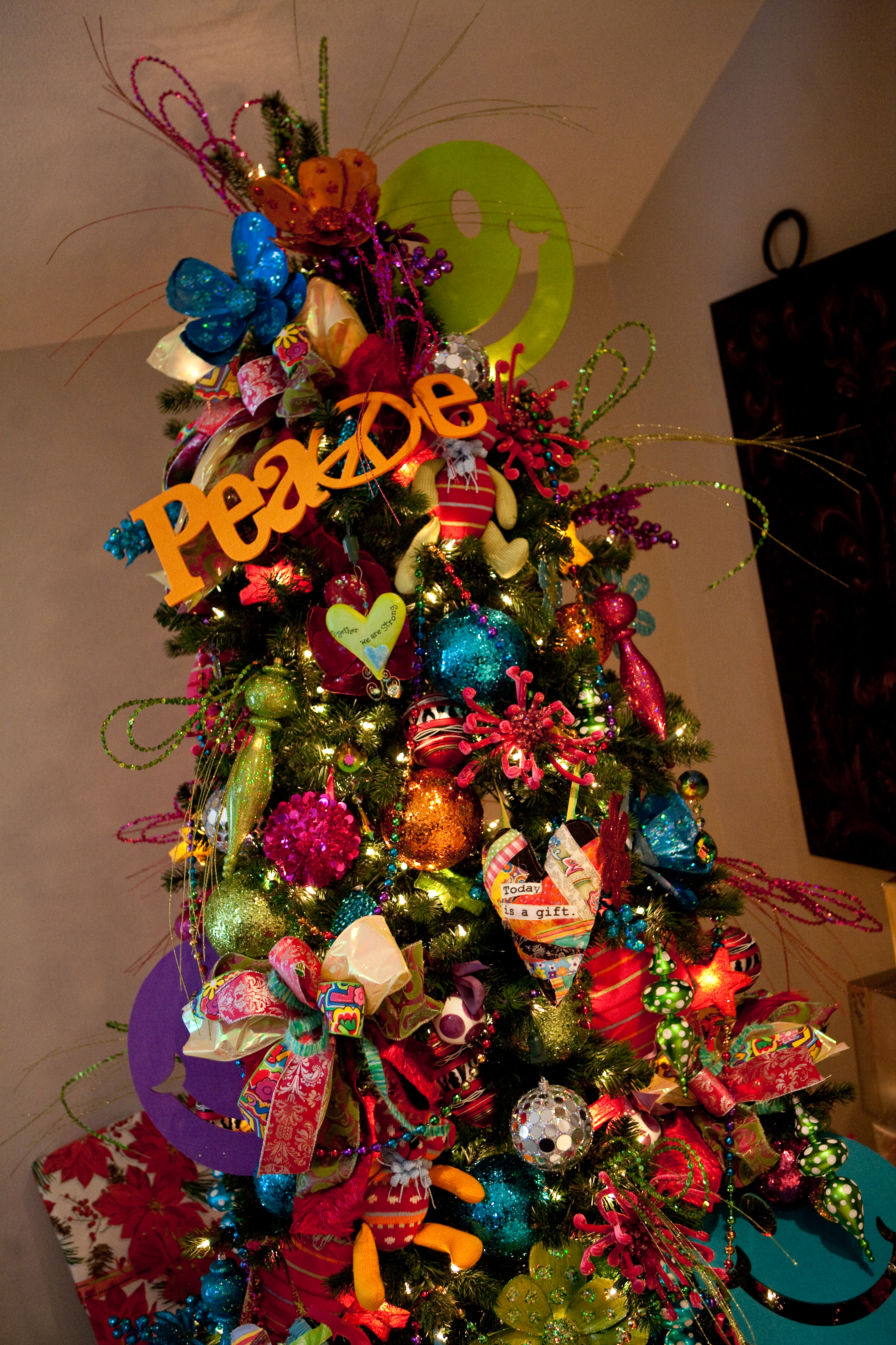 decorating-christmas-trees