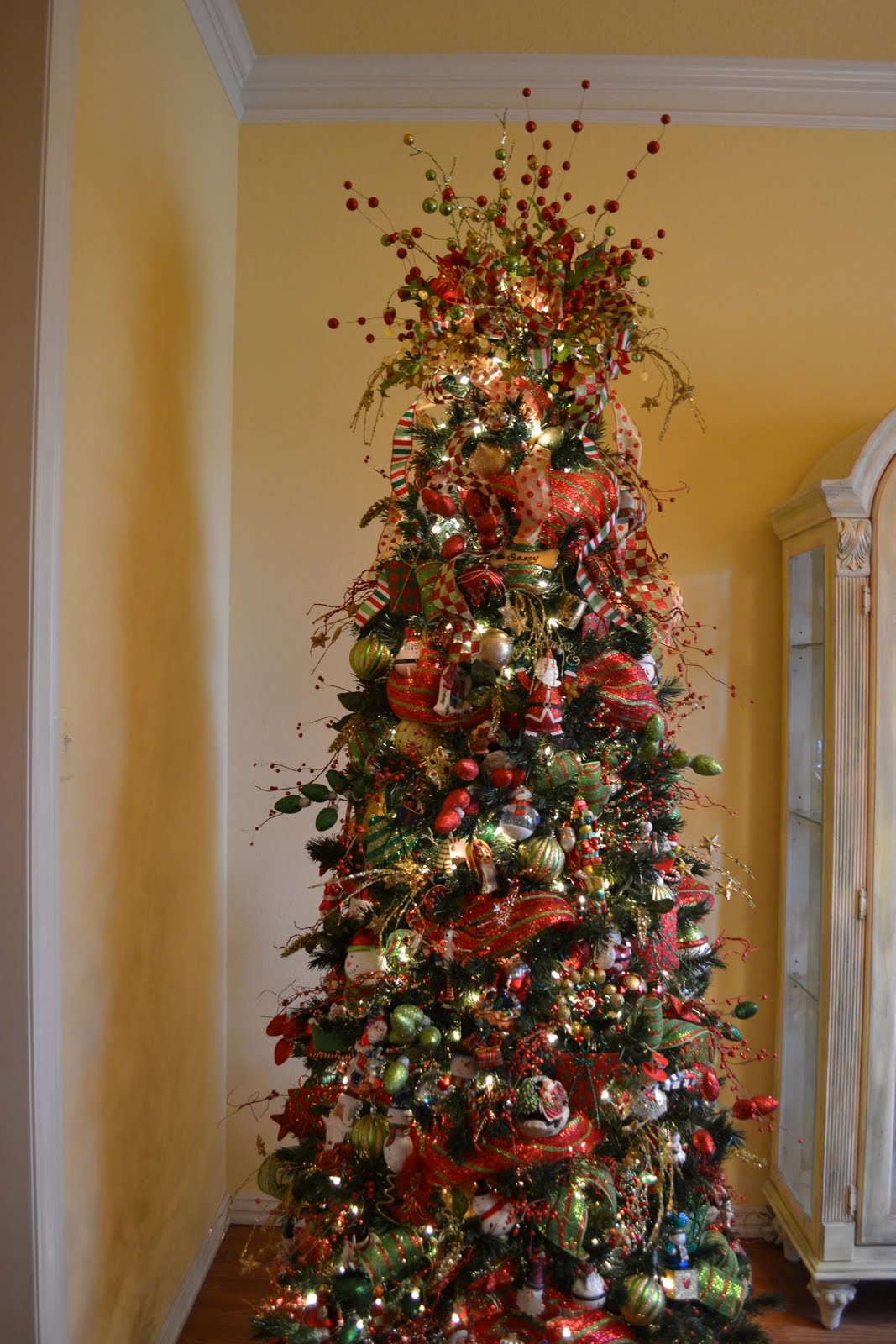 decorating-with-mesh-ribbon-christmas-trees