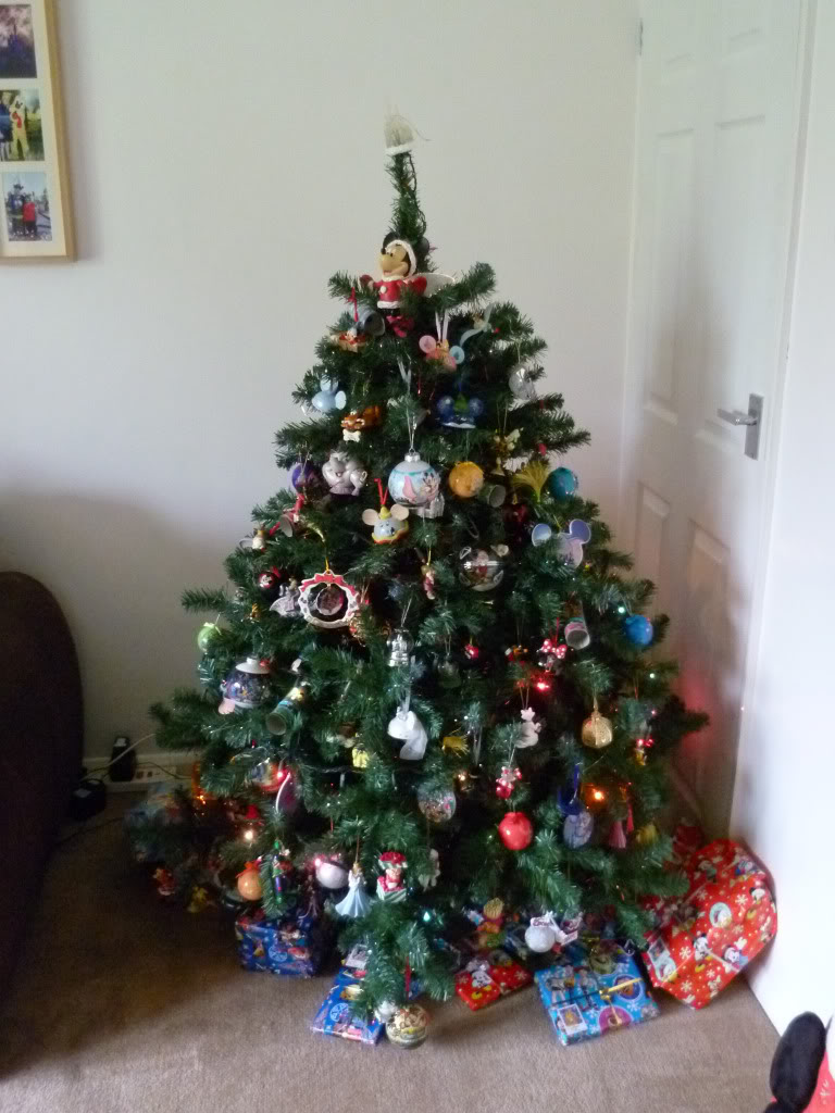 disney-christmas-tree-decoration
