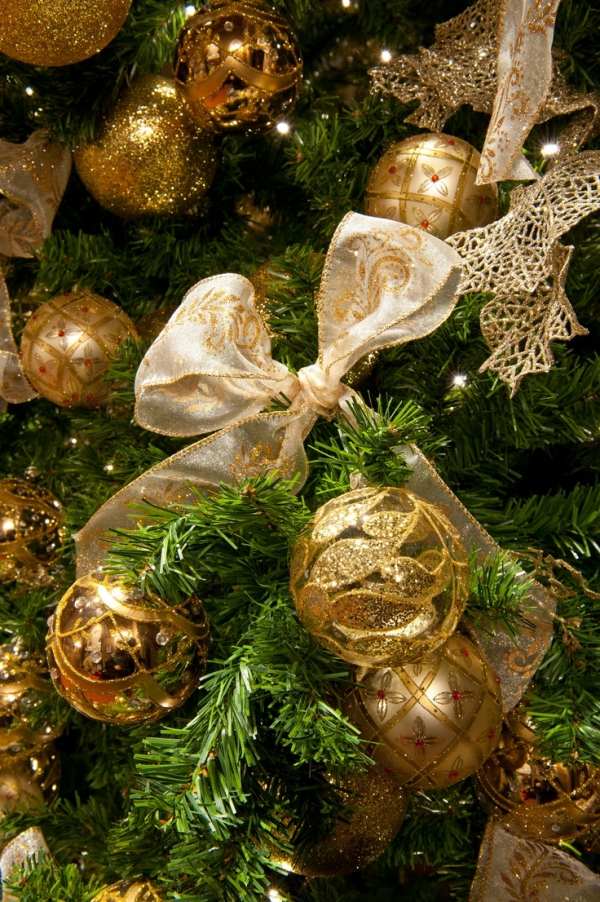 gold-christmas-tree-decoration-ribbons
