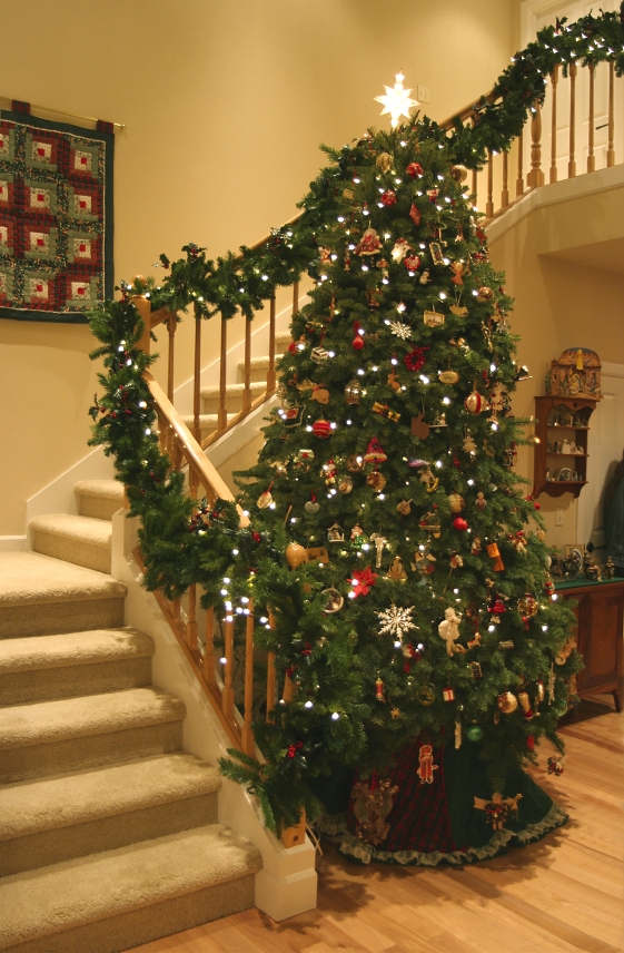 indoor-christmas-decoration-stairs