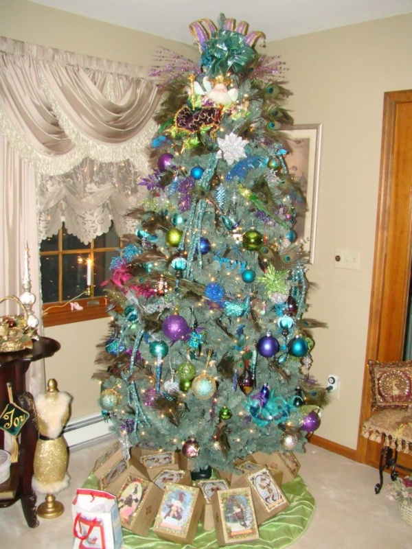 modern-peacock-christmas-tree