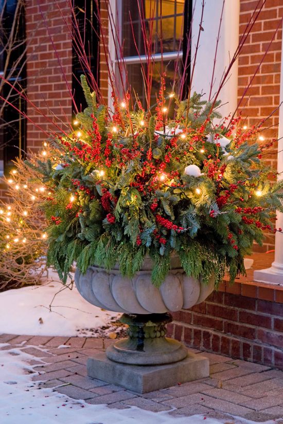 outdoor-christmas-decorations-floral-arrangements