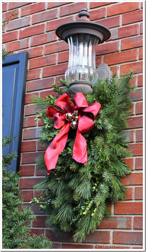 outdoor-porchlight-christmas-decoration