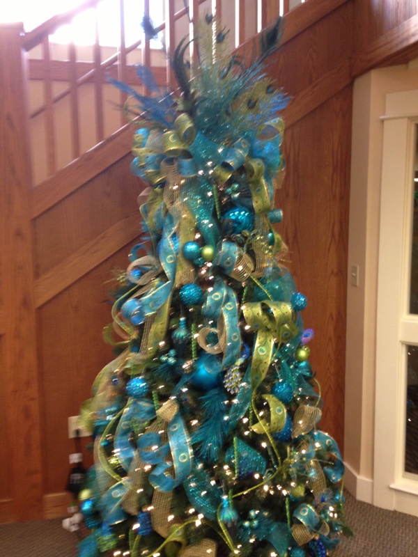 peacock-themed-christmas-tree-idea