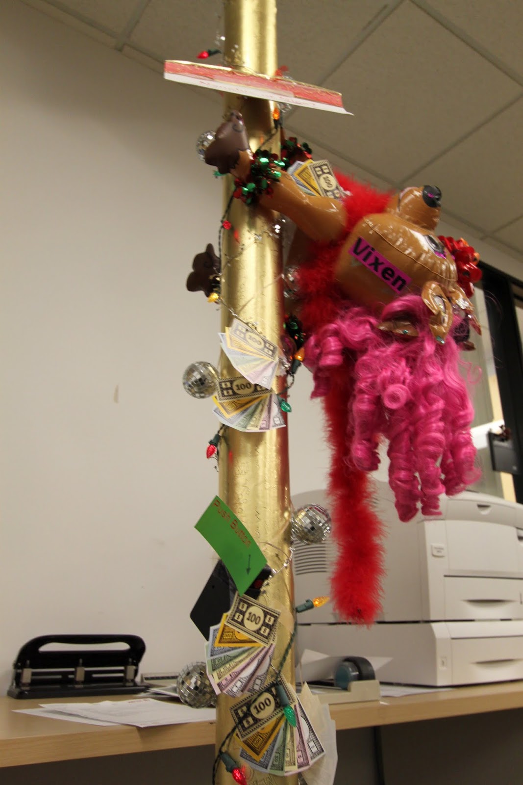 pole-office-christmas-decorating-contest-design-view