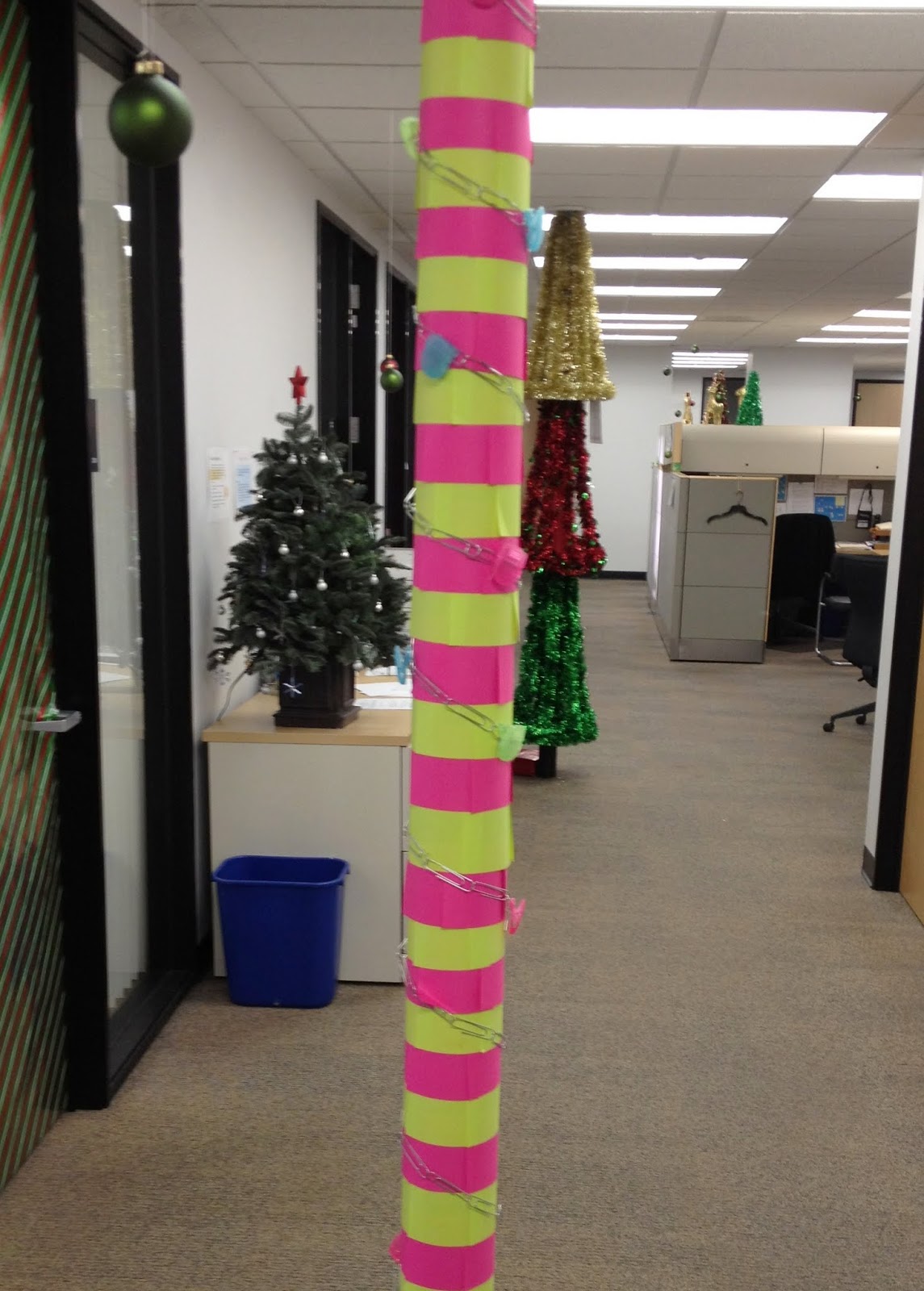 pole-office-christmas-decorating-contest