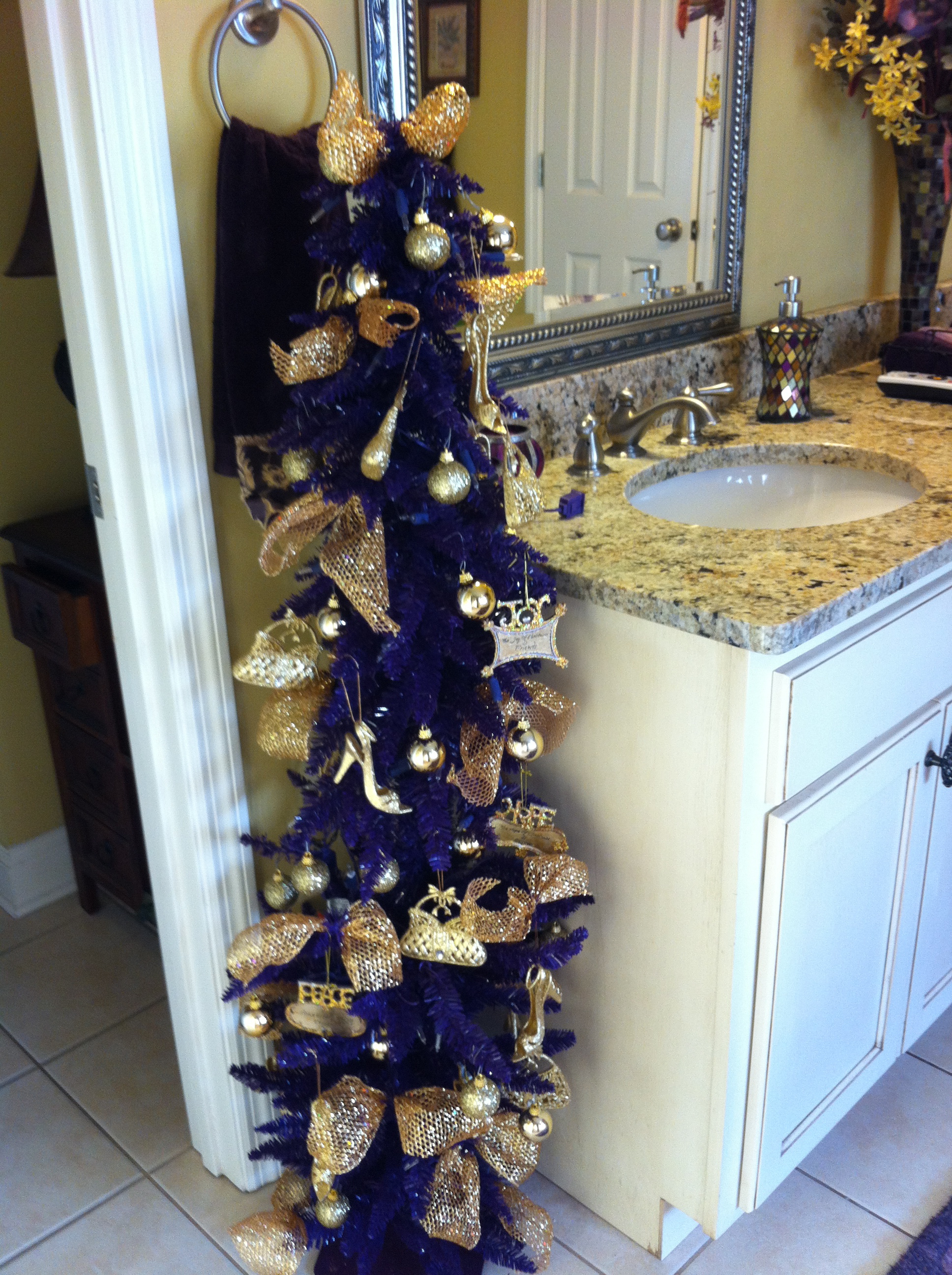 purple-decoration-for-bathroom-for-christmas
