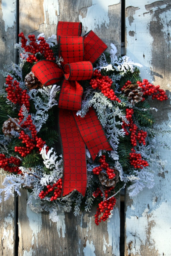 red-christmas-wreath-with-ribbon-design