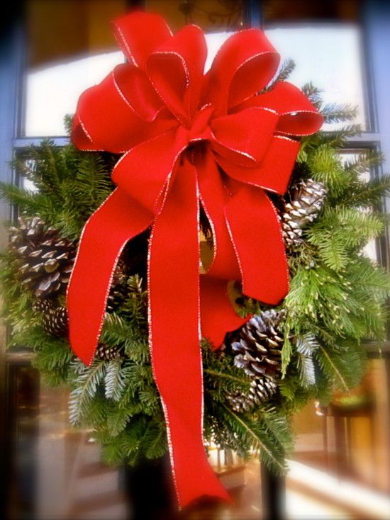 red-christmas-wreath-with-ribbon