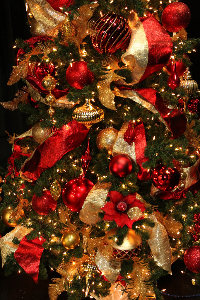 red-and-gold-christmas-tree-decor