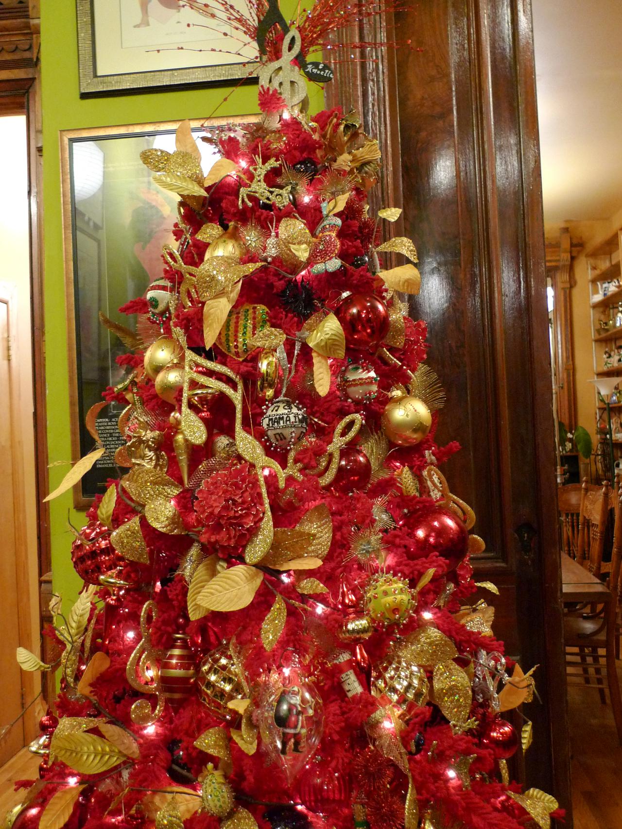 red-and-gold-christmas-tree-decorating-idea
