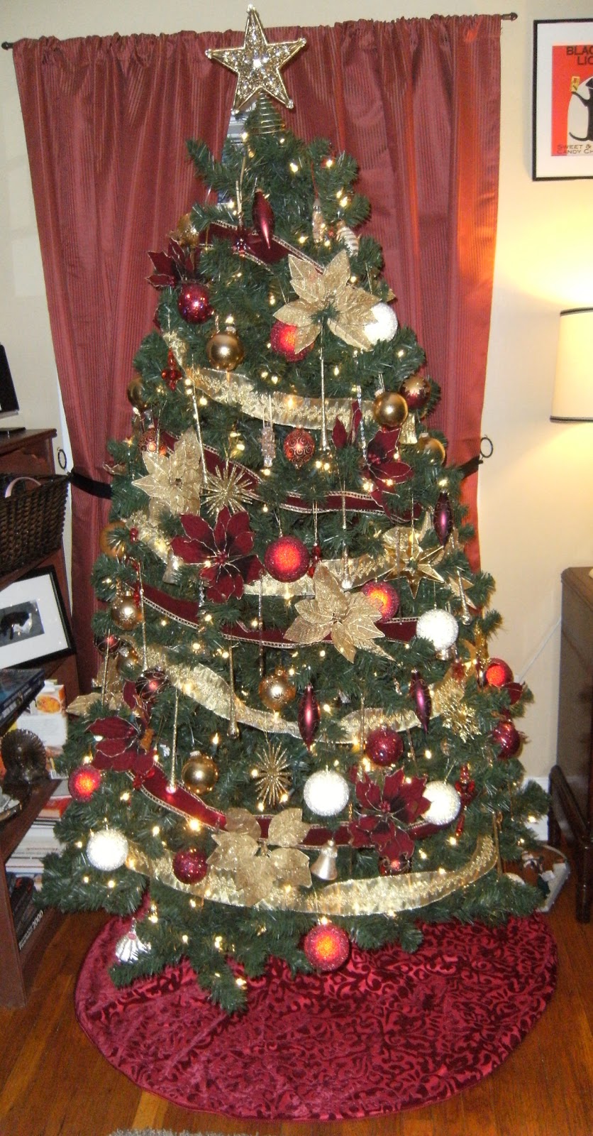 red-and-gold-christmas-tree-idfeas
