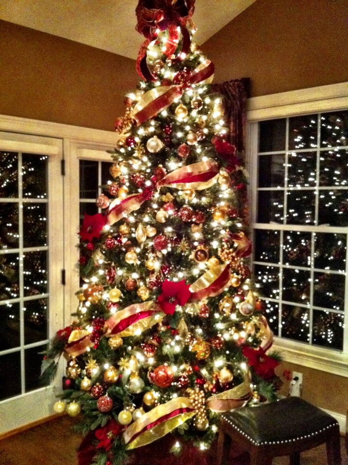 red-and-gold-theme-christmas-tree