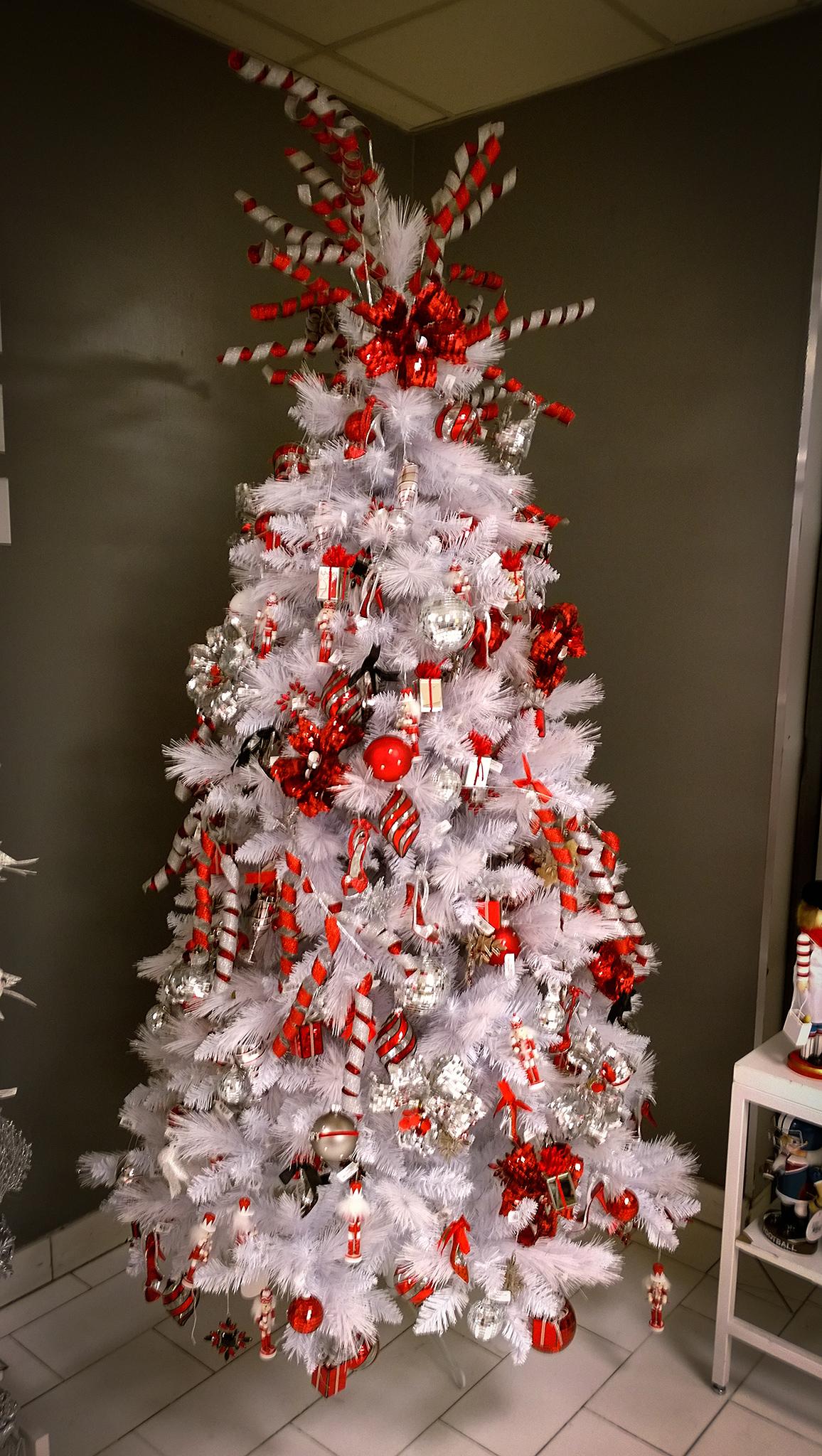 red-and-white-candy-christmas-tree