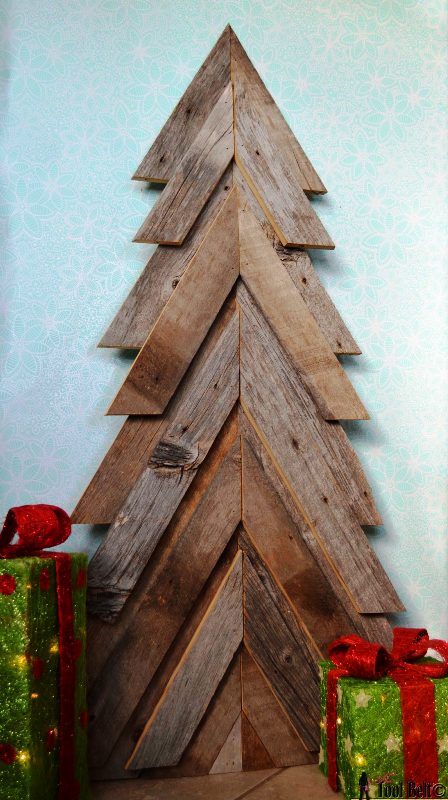 rustic-christmas-tree-from-wood-pallets