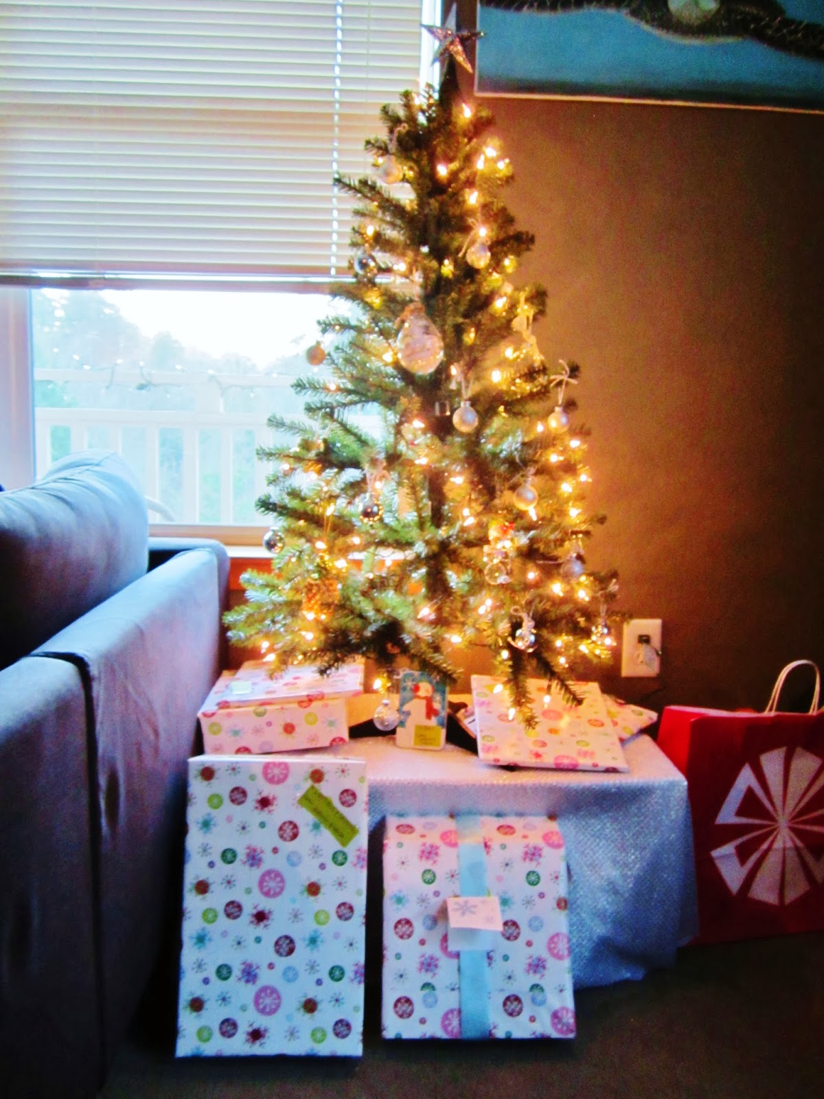 small-apartment-christmas-tree-decoration-design